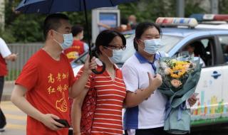 第一个走出考场的考生 第一个走出考场的考生